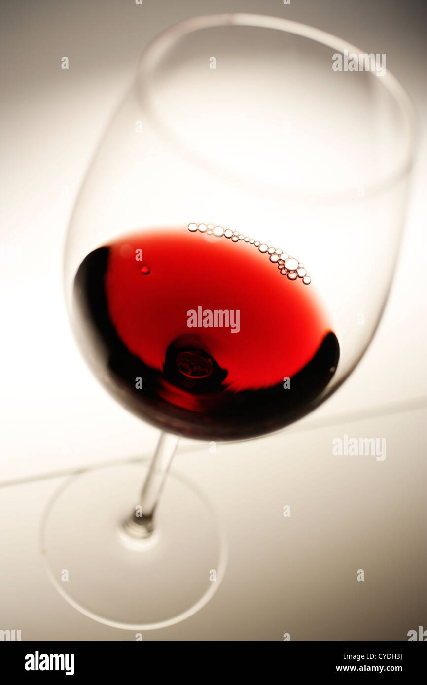 Vino rosso in un vino rosso il vetro Foto Stock