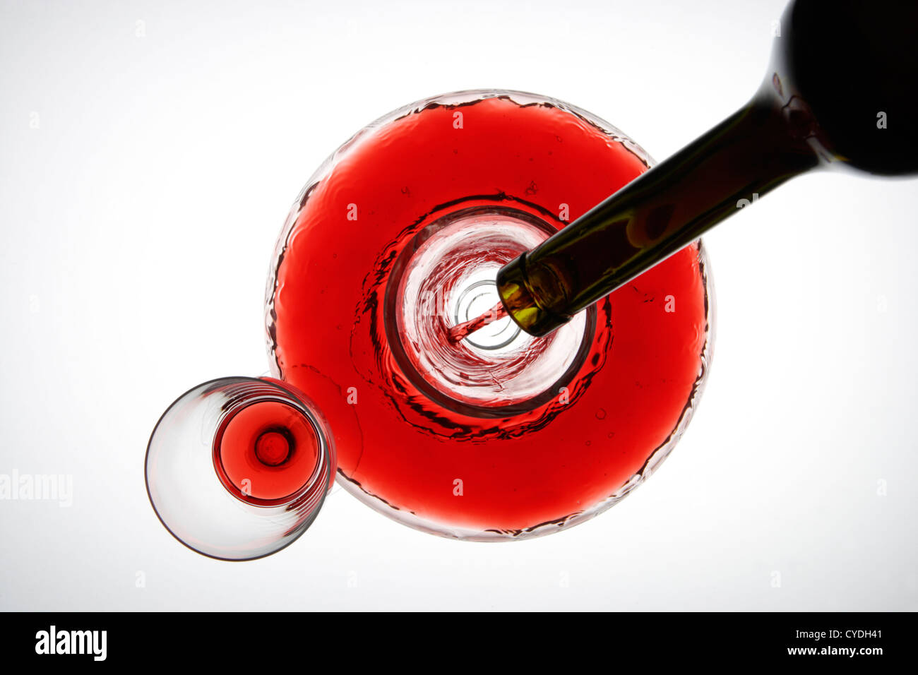 Caraffa con un bicchiere di vino rosso Foto Stock