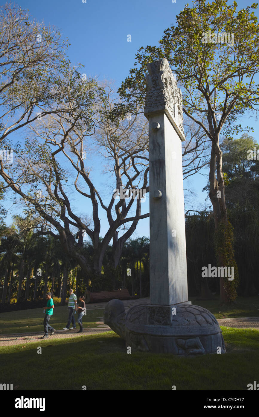 Arte moderna di Zhang Huan al Centro de Arte Contemporanea Inhotim, Brumadinho, Belo Horizonte, Minas Gerais, Brasile Foto Stock