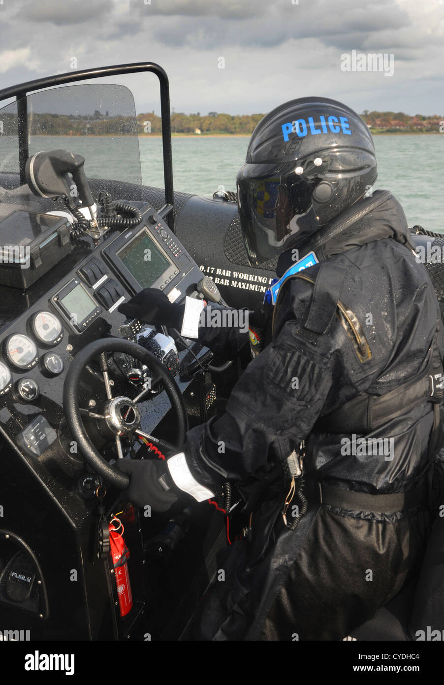 Marina di polizia officer presso i controlli di alta velocità nervatura su un giorno inverni. Solent. In Inghilterra. Ottobre 2012. Foto Stock