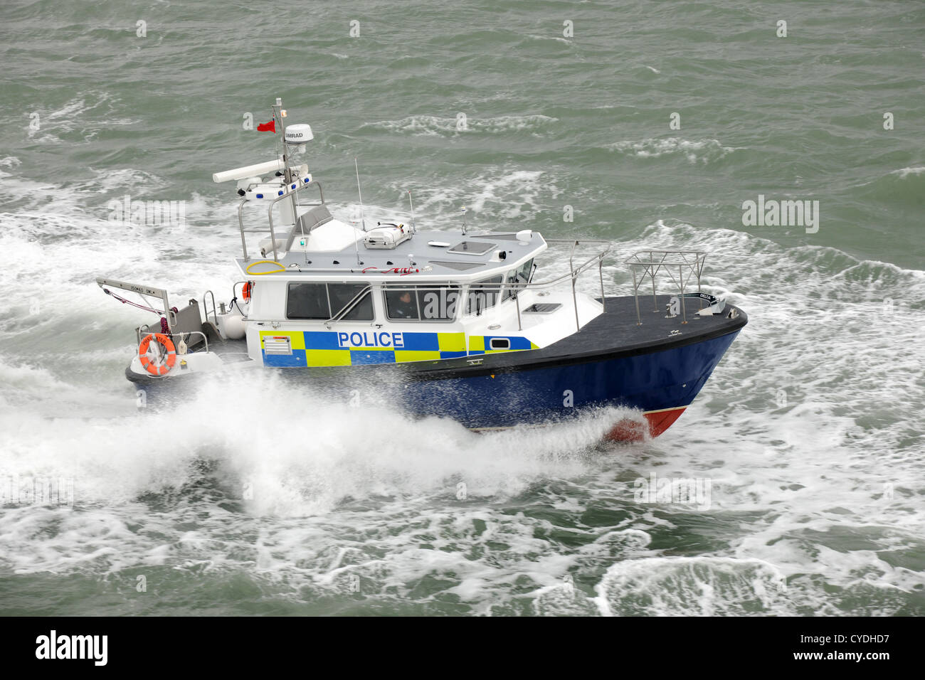 Hampshire polizia di impedimento in barca su un freddo e blustery giorno. Solent. In Inghilterra. Ottobre 2012. Foto Stock