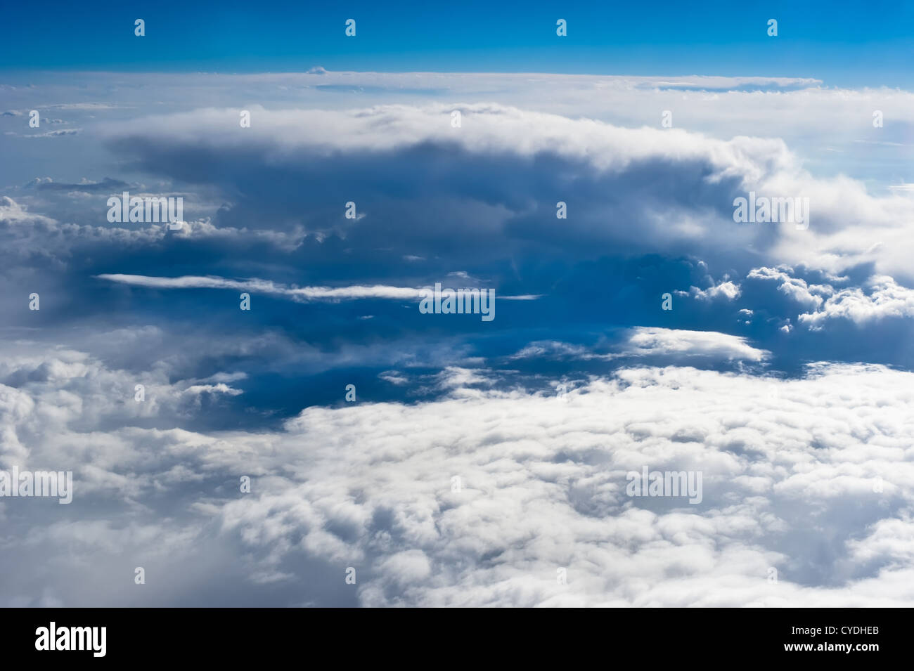 Bellissima vista sul alto cielo azzurro sfondo con le nuvole Foto Stock