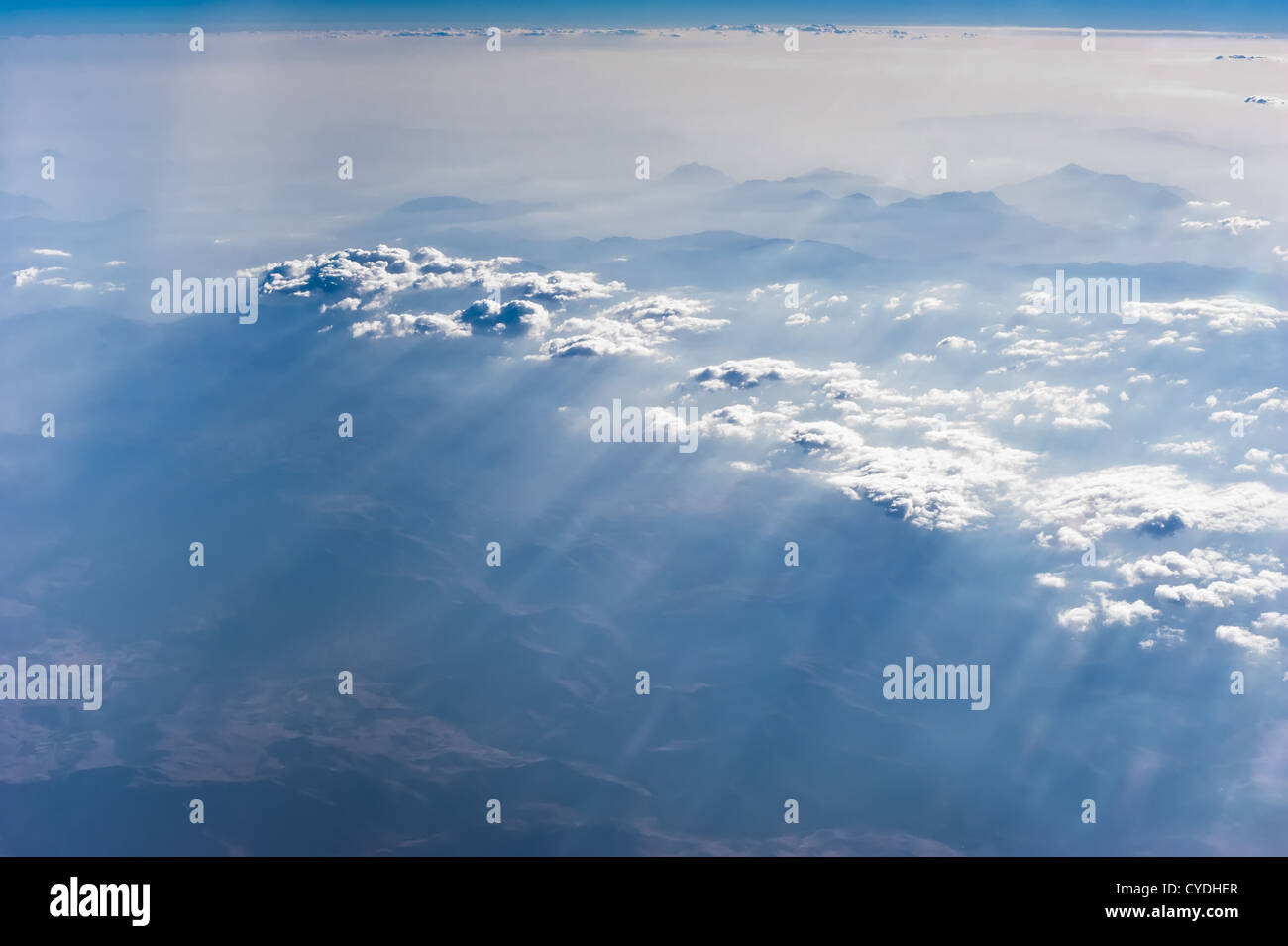 Paesaggio di montagna sotto il cielo blu Foto Stock