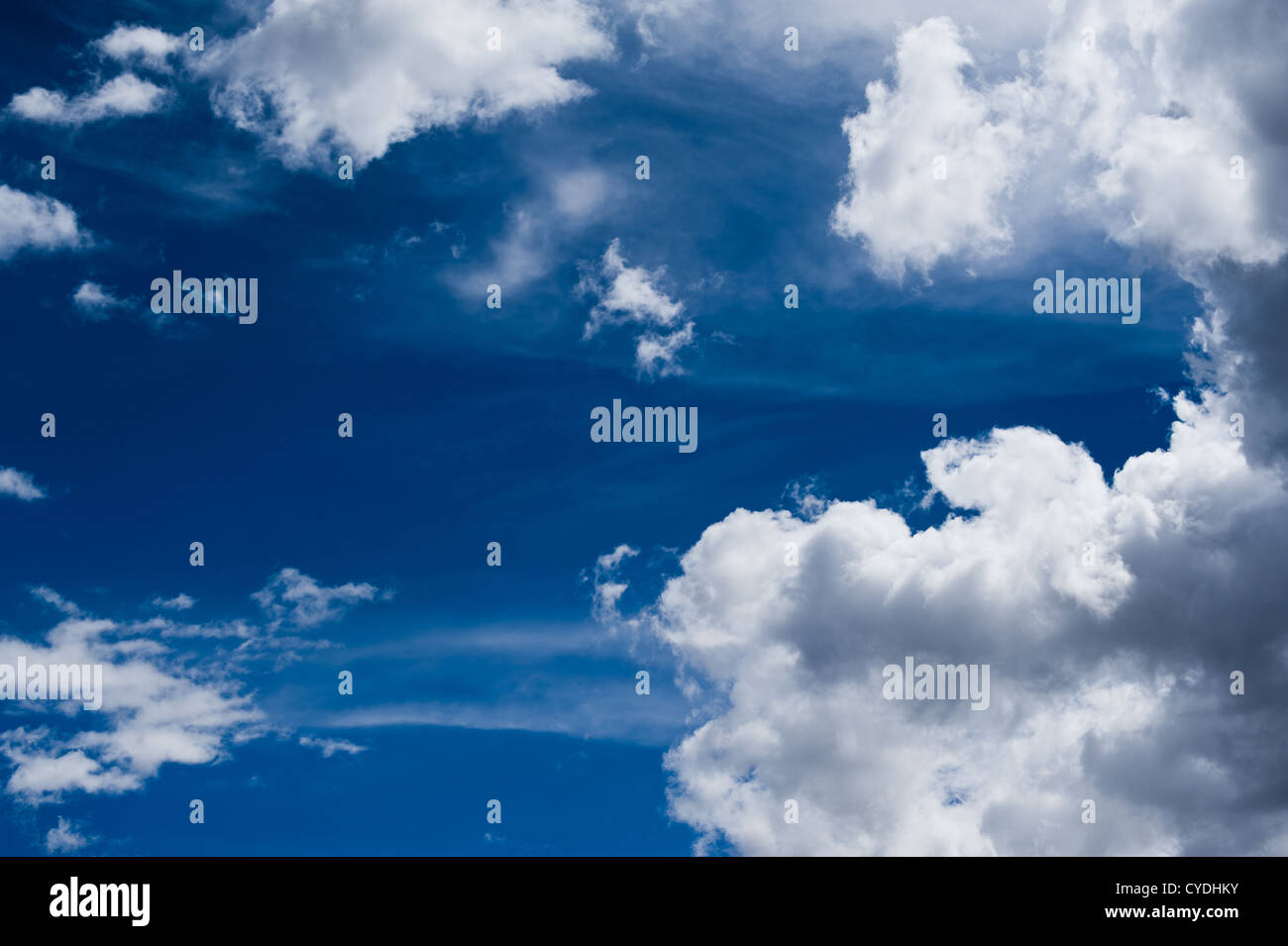 Bel cielo azzurro sfondo con le nuvole Foto Stock