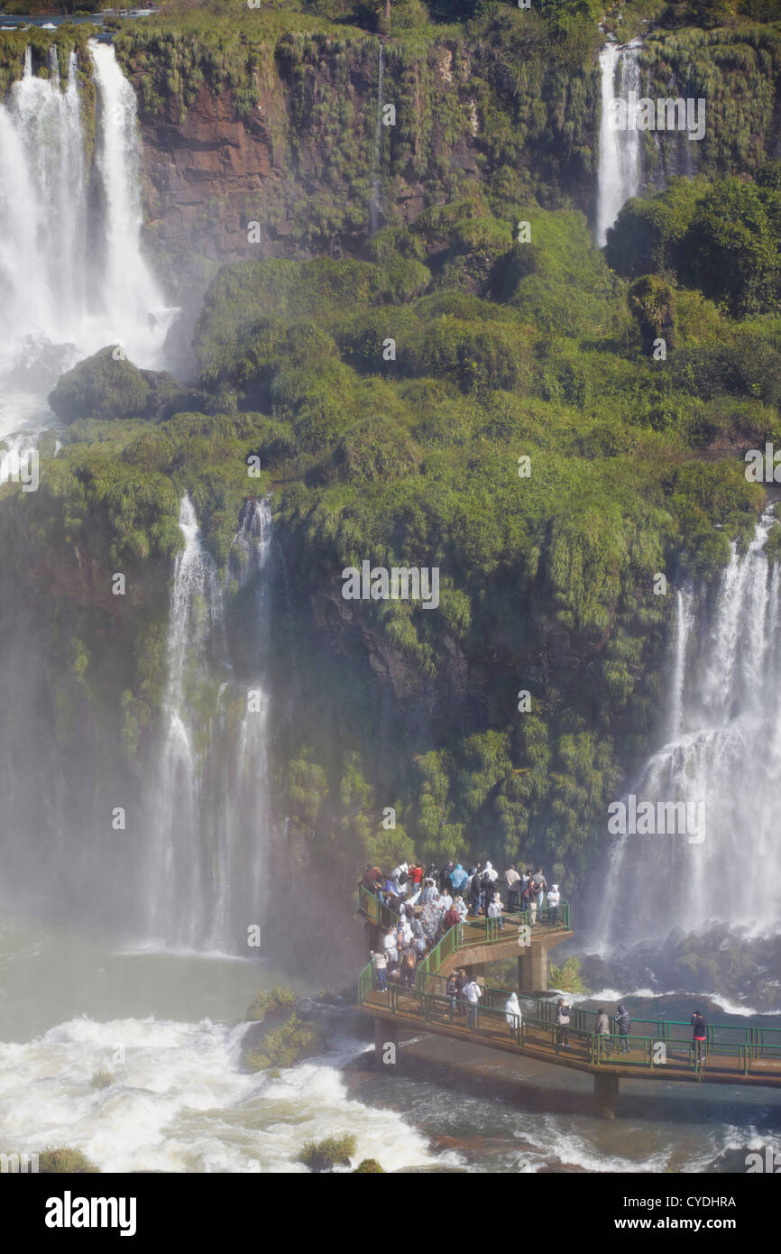 Le persone sulla passeggiata di cascate Iguacu, Iguacu National Park, Parana, Brasile Foto Stock