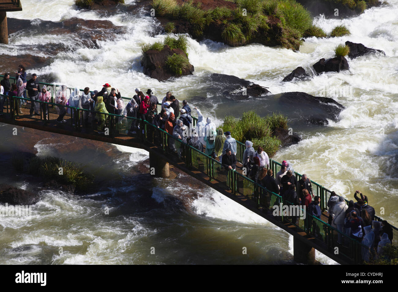 Le persone sulla passeggiata di cascate Iguacu, Iguacu National Park, Parana, Brasile Foto Stock