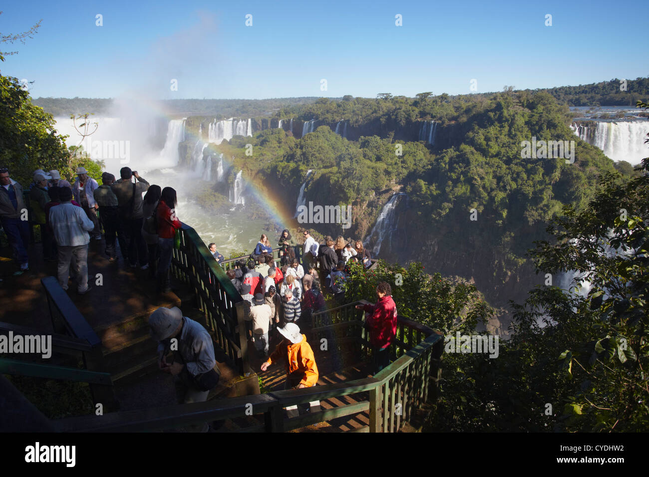 I turisti a cascate Iguacu, Iguacu National Park, Parana, Brasile Foto Stock