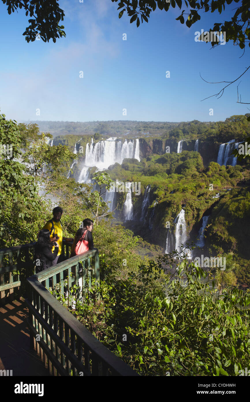 I turisti a cascate Iguacu, Iguacu National Park, Parana, Brasile Foto Stock
