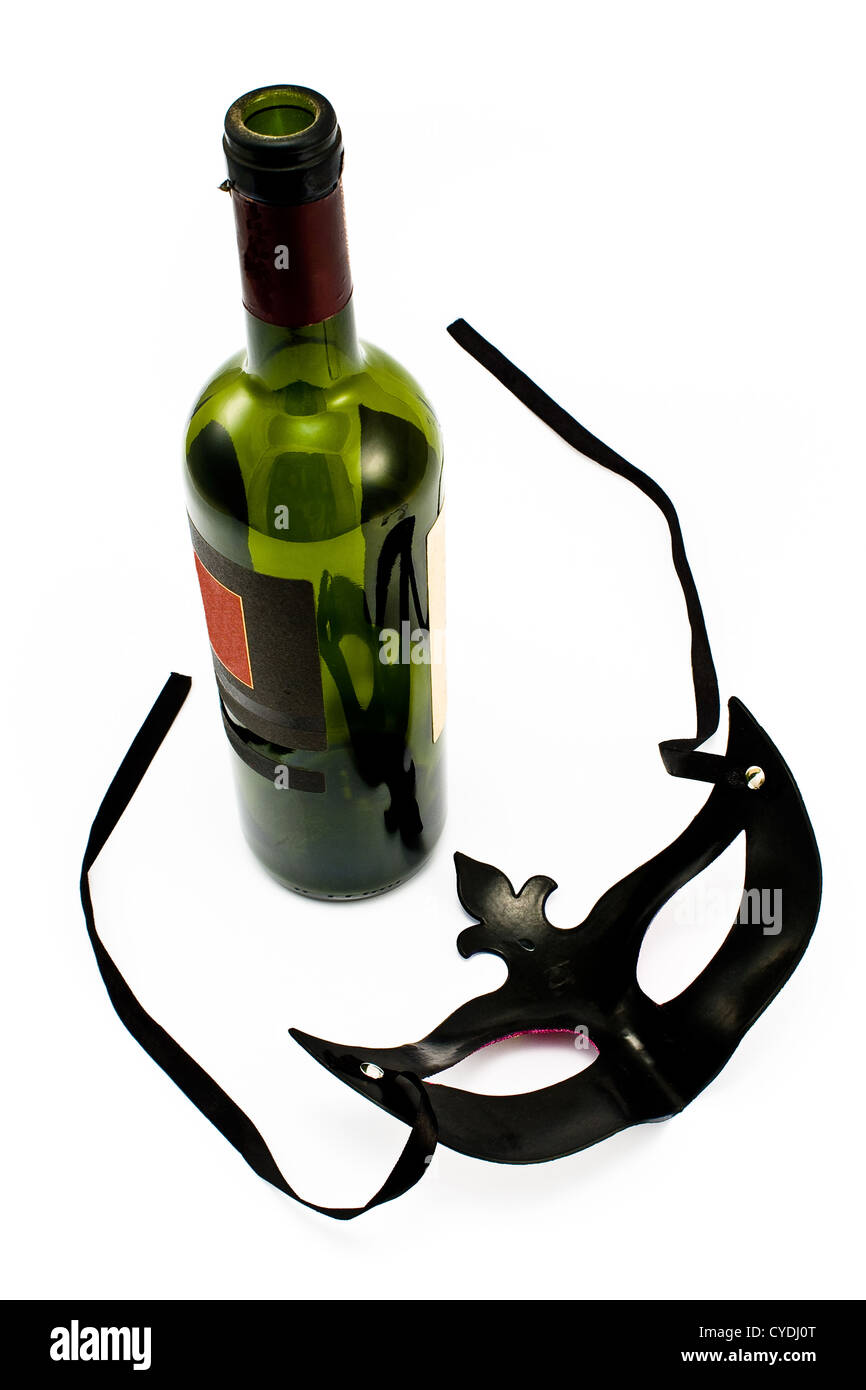 Bottiglia di vino e la maschera di Carnevale isolato su bianco Foto Stock