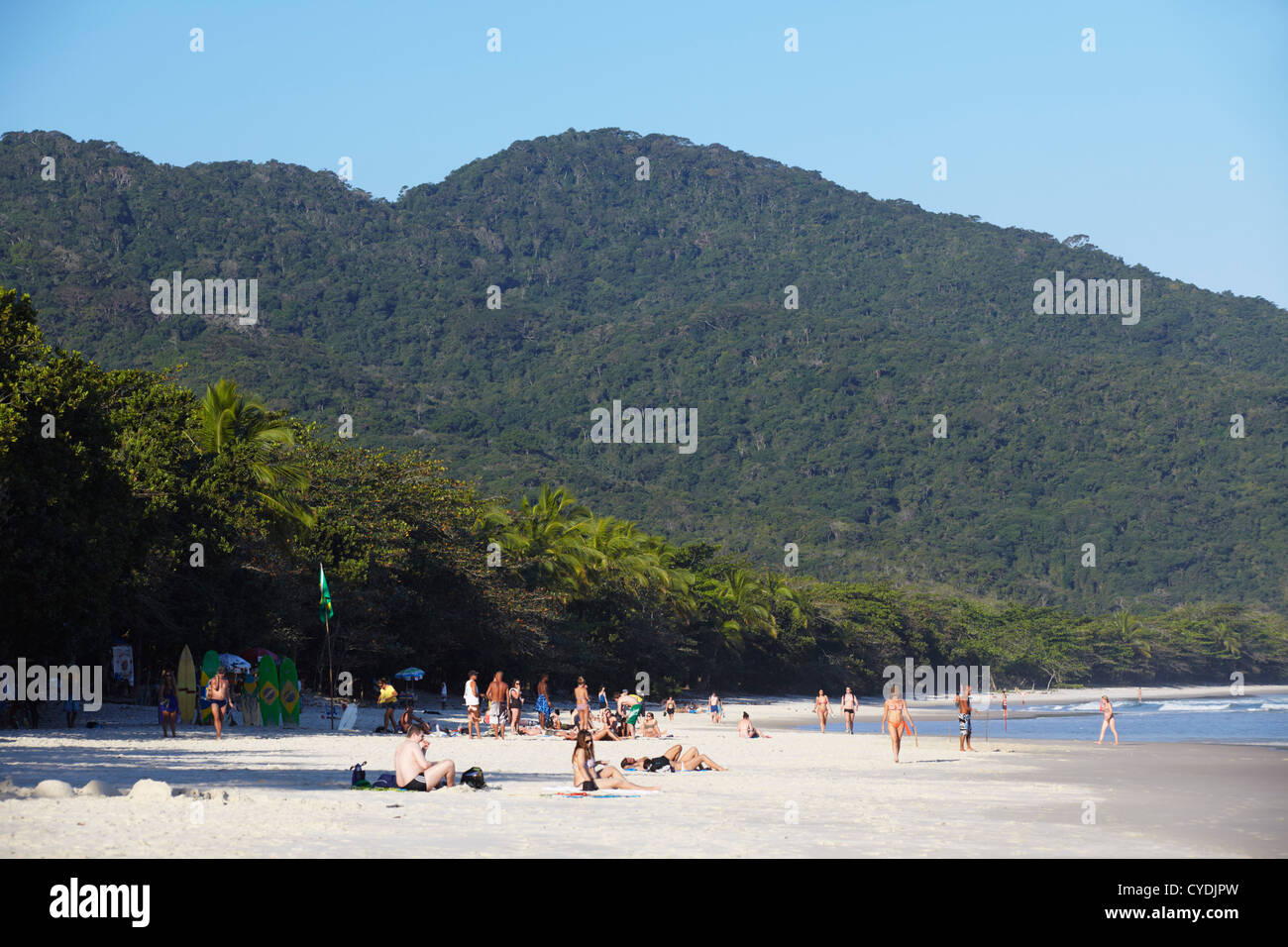 Persone su Lopes Mendes beach, Ilha Grande, Stato di Rio de Janeiro, Brasile Foto Stock