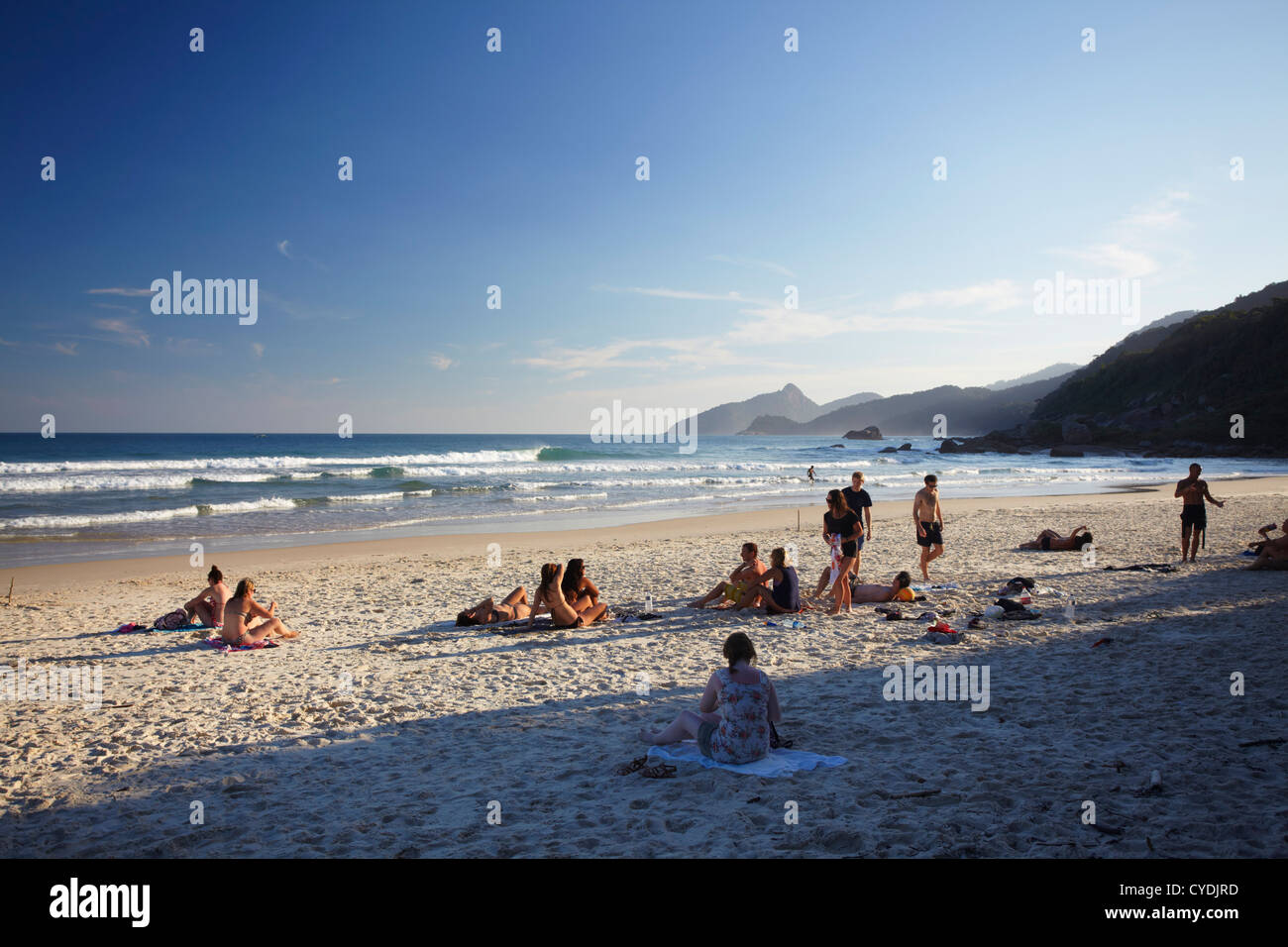 Persone su Lopes Mendes beach, Ilha Grande, Stato di Rio de Janeiro, Brasile Foto Stock