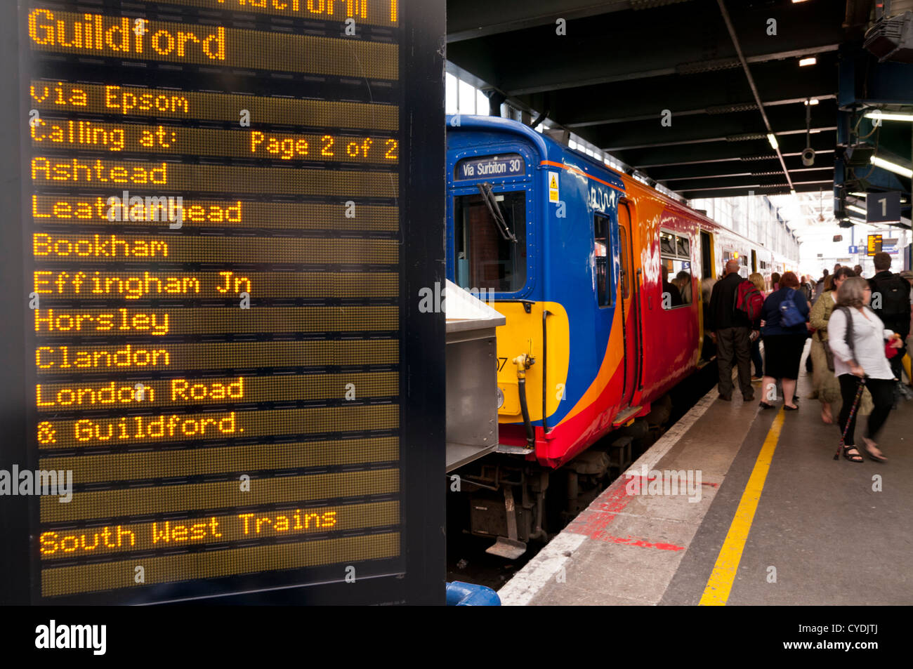 A sud-ovest il treno per Guildford alla Stazione Waterloo di Londra, London, Regno Unito Foto Stock