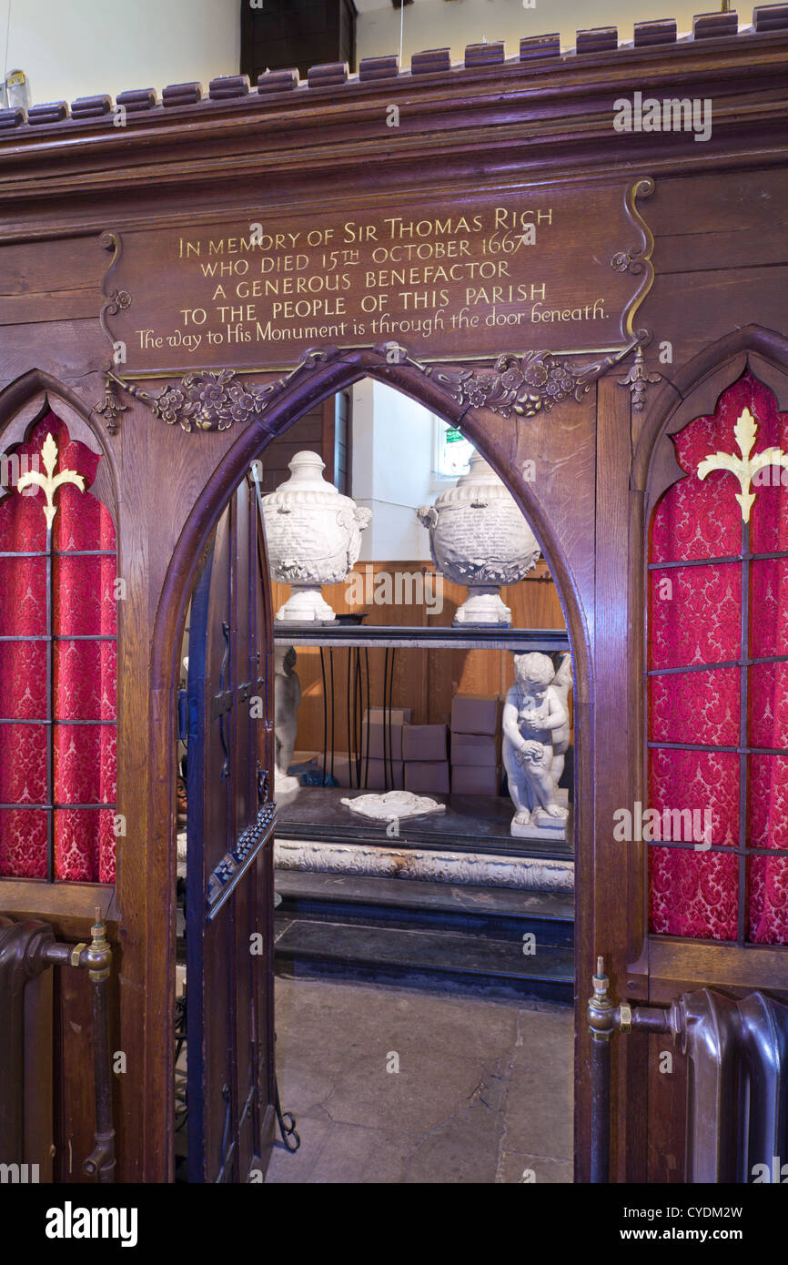 Ingresso alla Torre con la tavola di marmo monumento a Sir Thomas ricca (morto 1667) in St Andrews chiesa, Sonning, Berkshire, Regno Unito Foto Stock