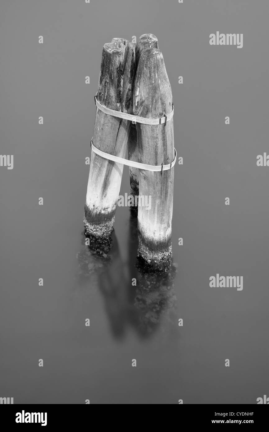 Una lunga esposizione di un 'bricola' nella Laguna veneziana Foto Stock