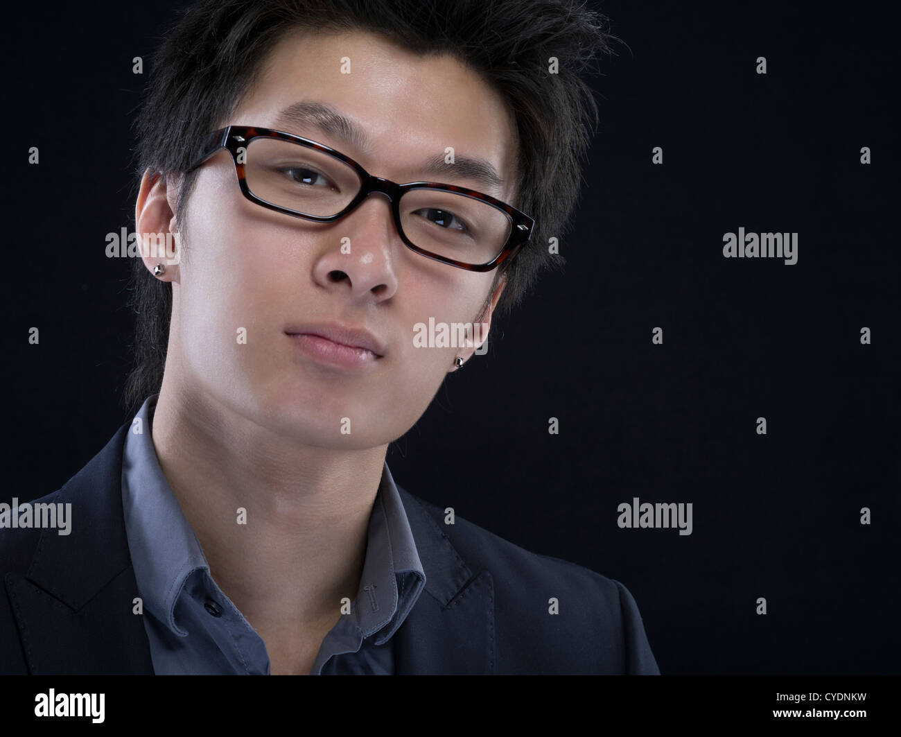 Giovane maschio asiatici in tuta e occhiali Foto Stock