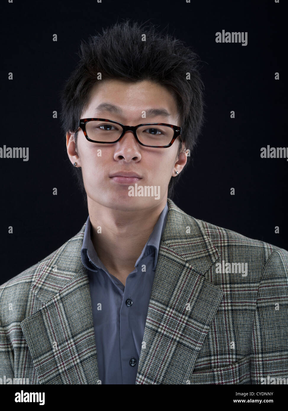Giovane maschio asiatici in tuta e occhiali Foto Stock
