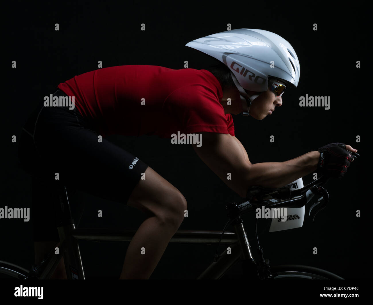 Triatleta / crono racer in bicicletta indossando il casco aero Foto Stock