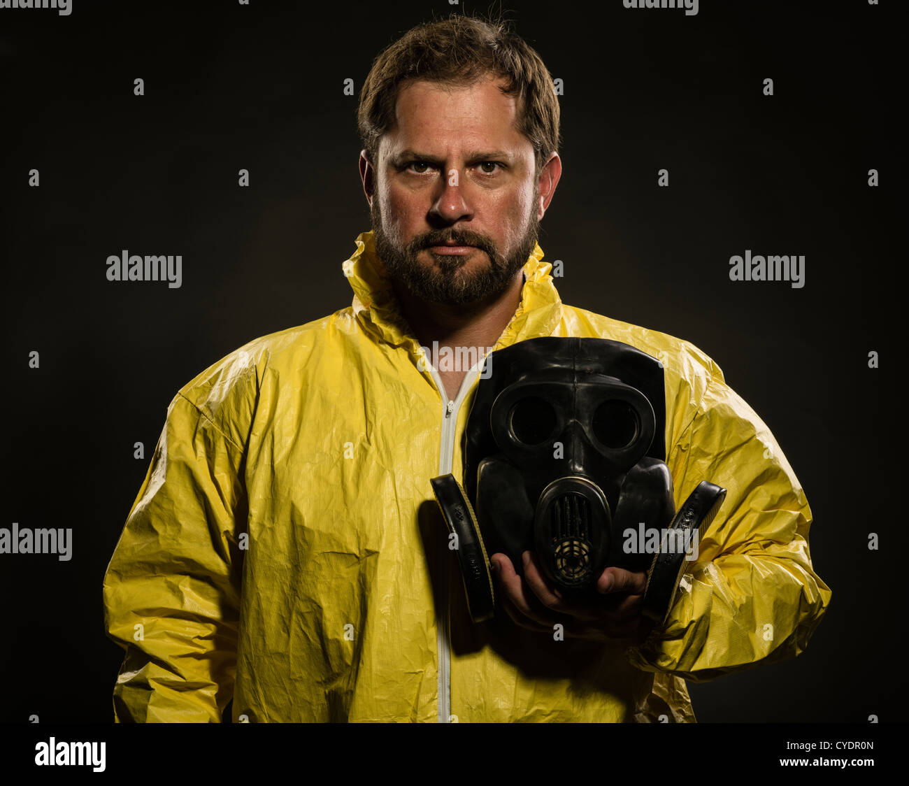 Uomo con maschera a gas e hazmat suit Foto Stock