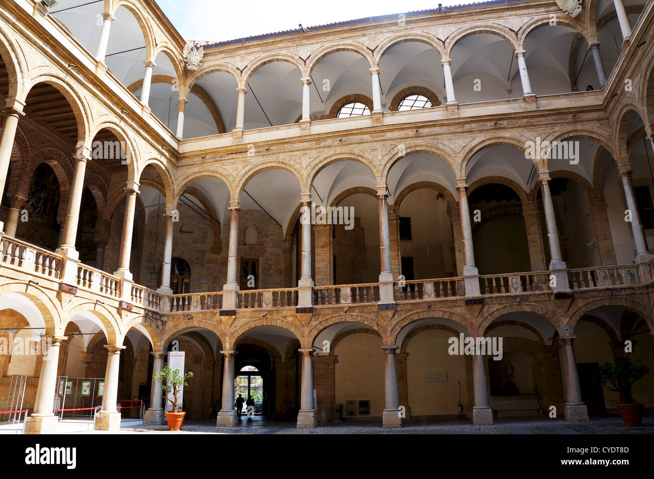 Vista della galleria multilivello nella corte interna del Palazzo dei Normanni a Palermo, Sicilia Foto Stock