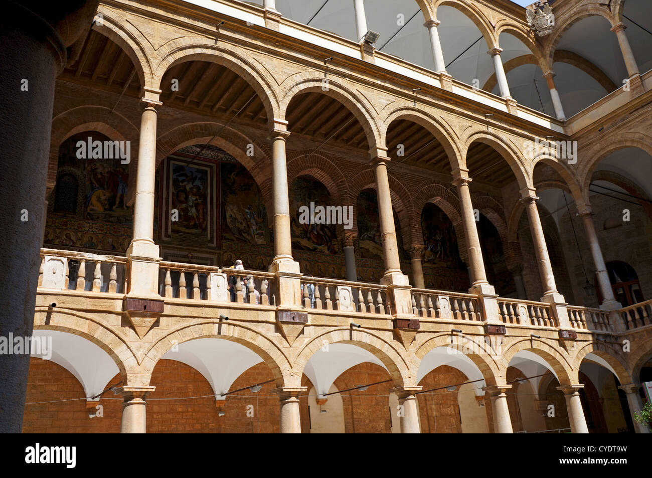 Vista della galleria multilivello nella corte interna del Palazzo dei Normanni a Palermo, Sicilia Foto Stock