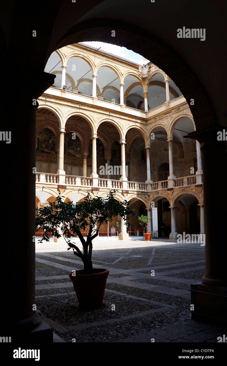 Vista attraverso un arco della galleria aperta nella corte interna del Palazzo Reale di Palermo,Sicilia Foto Stock