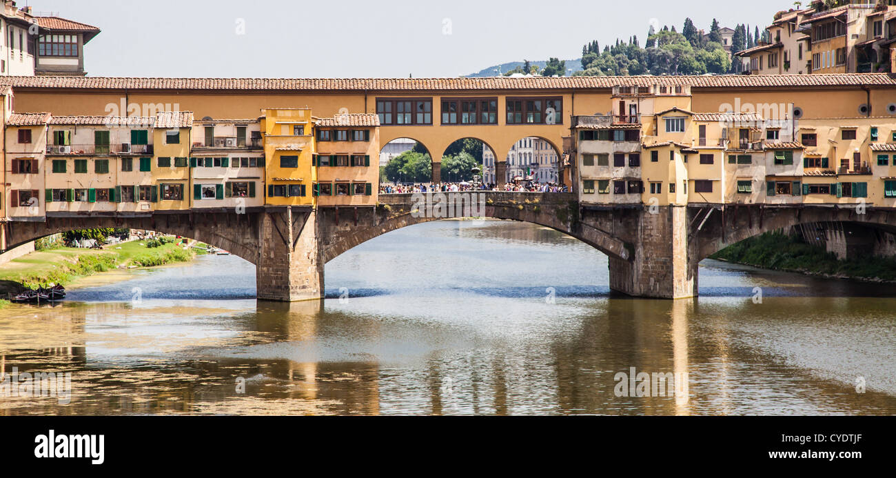 L'Italia, Firenze. Vista del Ponte Vecchio, il principale punto di riferimento della città Foto Stock