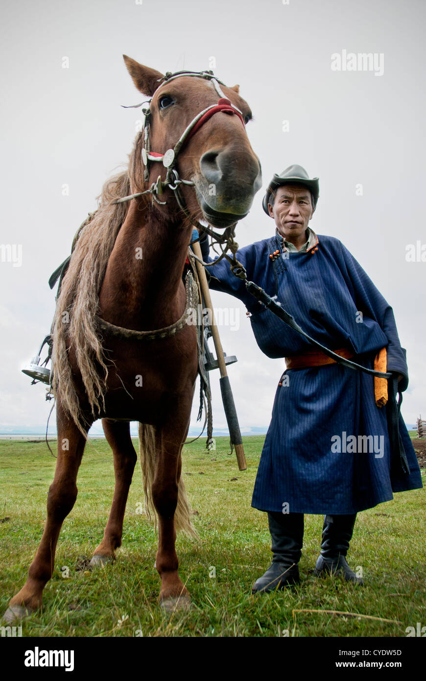 Ritratto di un nomade con il suo cavallo, Khovsgol, nel nord della Mongolia. Foto Stock