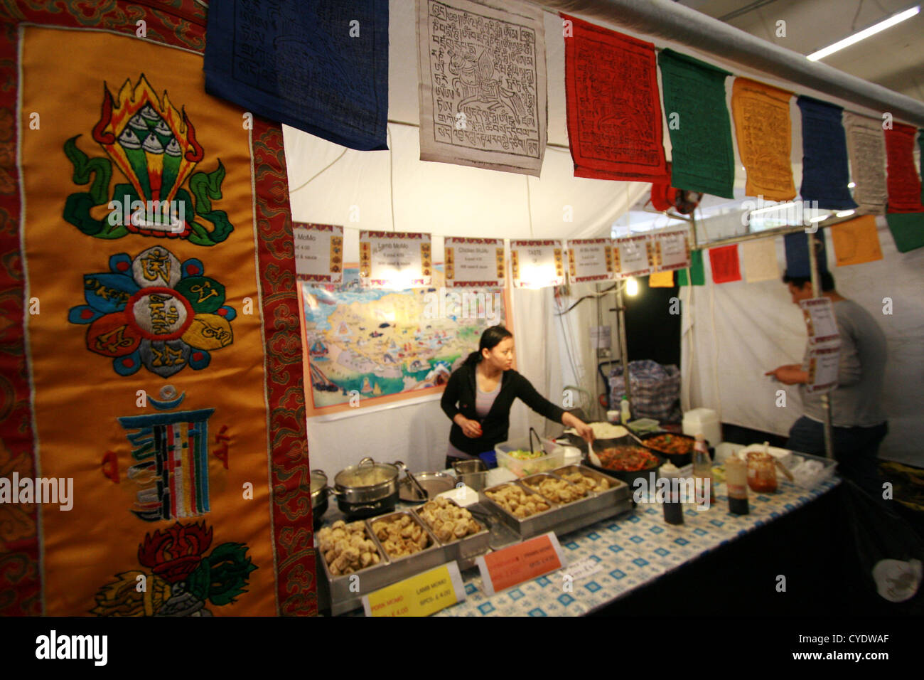 Una fase di stallo con una cucina Tibetian, Domenica Brick Lane market, Londra Foto Stock