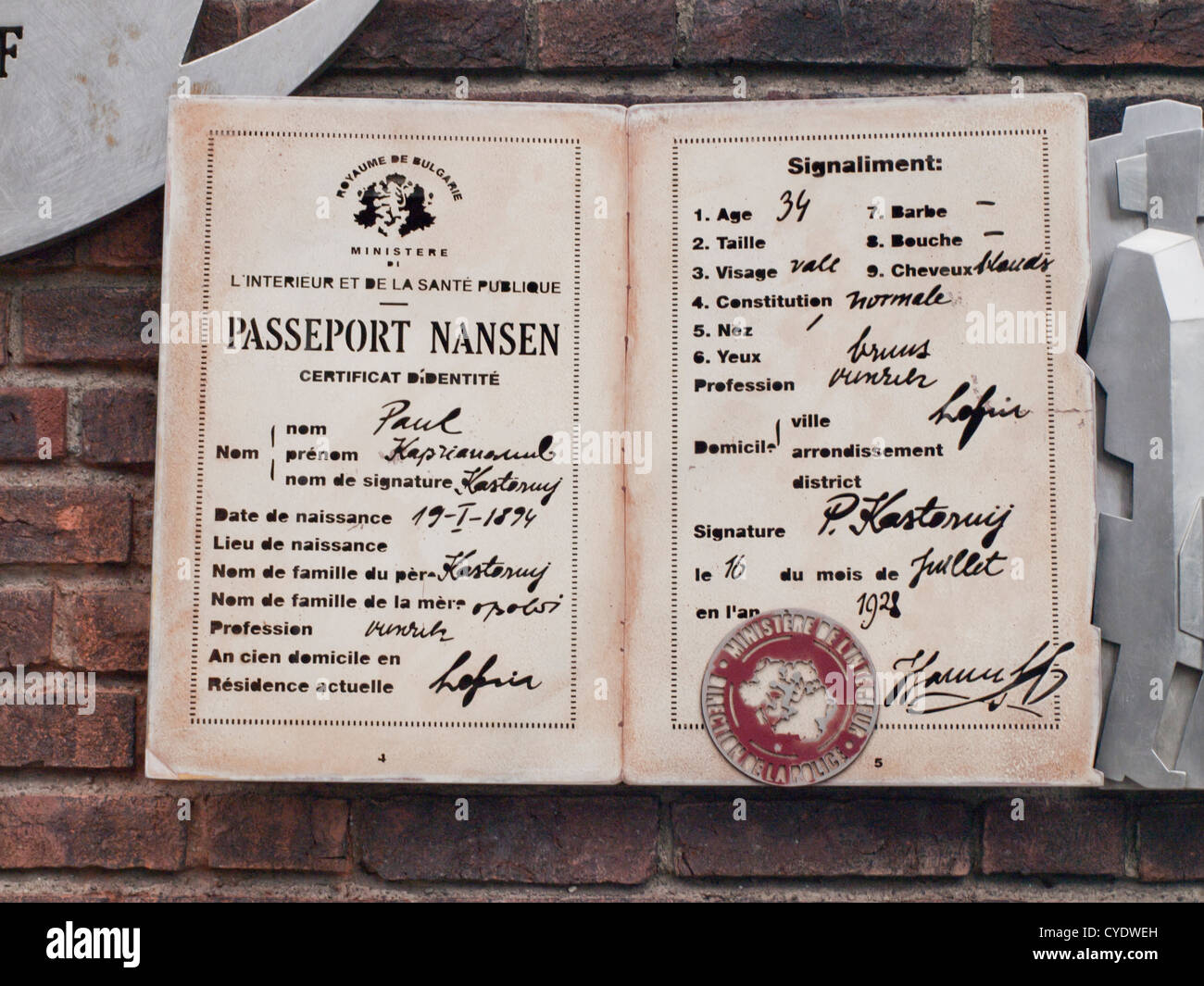 Sollievo in Oslo Norvegia in onore di Fridtjof Nansen per impostazione di Nansen internazionale passaporto documento di viaggio per i rifugiati 1921, dettaglio Foto Stock