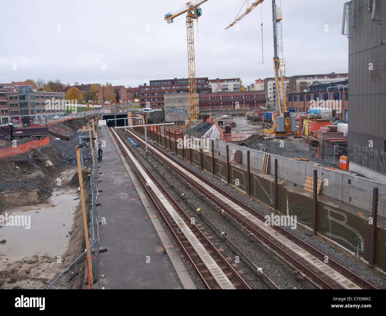 Lavori pubblici di costruzione, migliorando l'area di entrata ad una stazione di metropolitana a Ensjø nella capitale norvegese Oslo Foto Stock