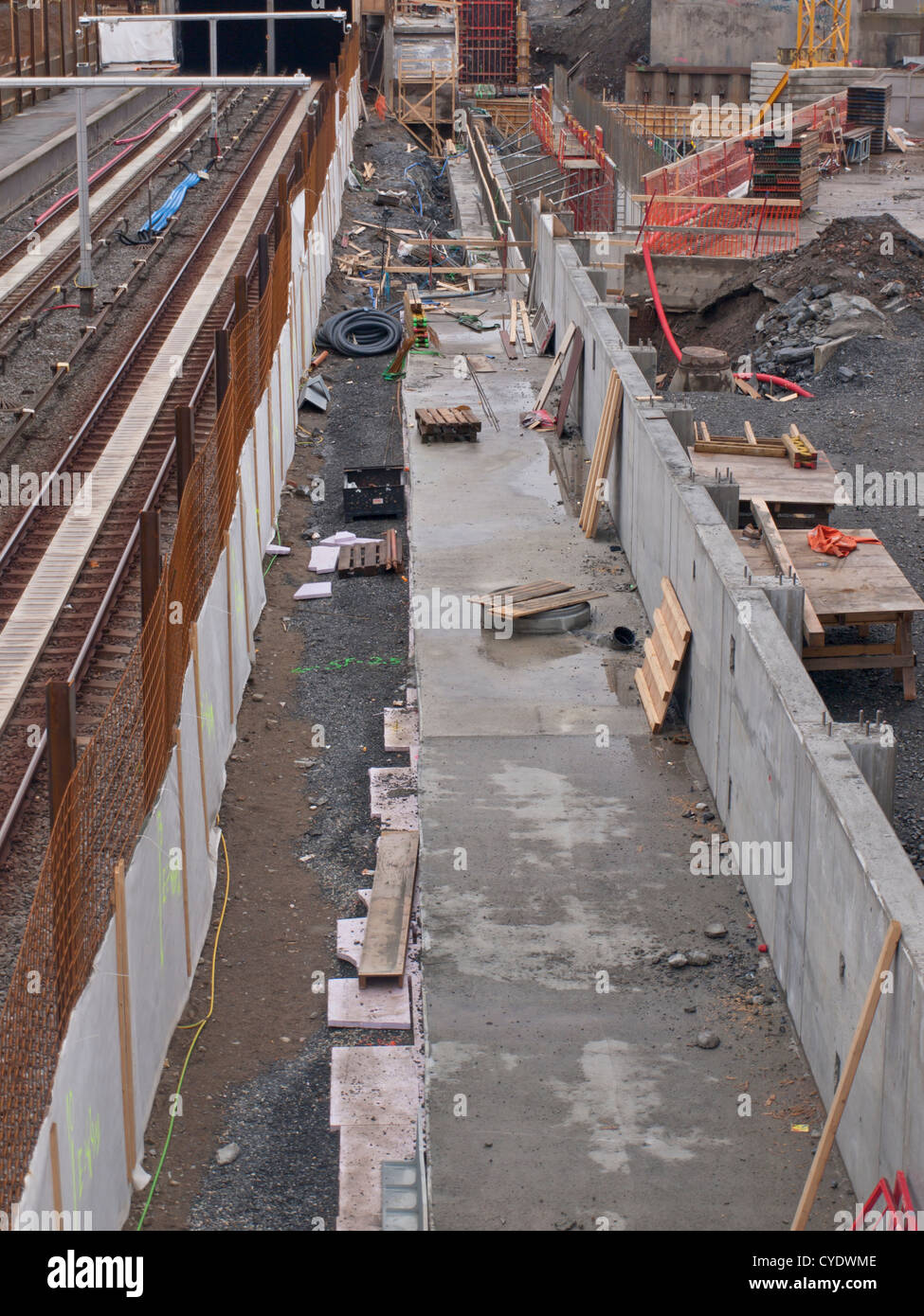 Lavori pubblici di costruzione, migliorando l'area di entrata ad una stazione di metropolitana a Ensjø nella capitale norvegese Oslo Foto Stock