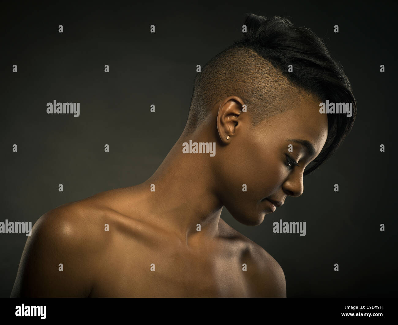 Donna Con Taglio Di Capelli Alla Moda Testa Rasata Ai Lati E Capelli Lunghi Sulla Parte Superiore Foto Stock Alamy