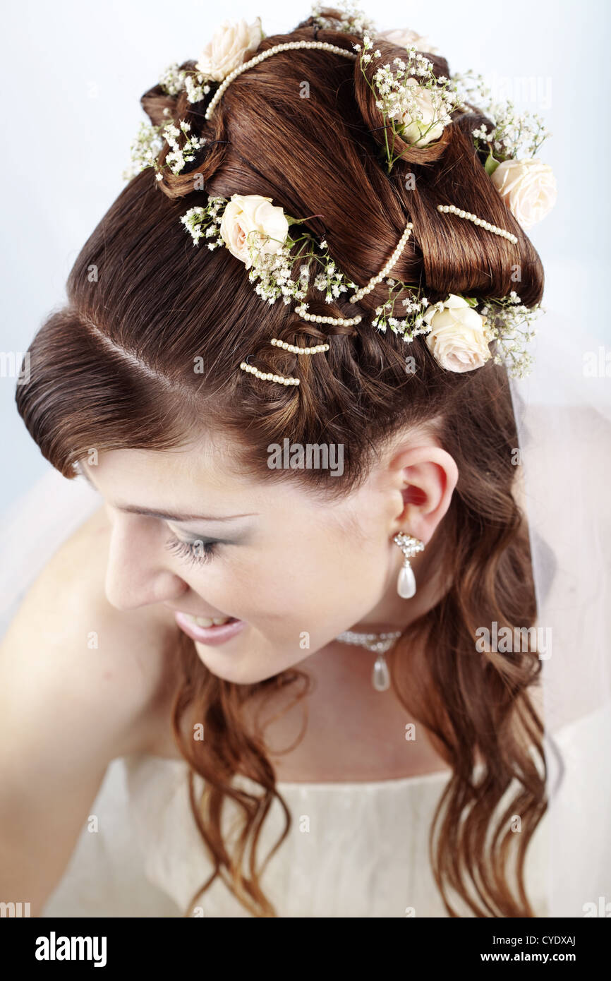 Moda Pettinatura nuziale con decorazioni floreali Foto Stock