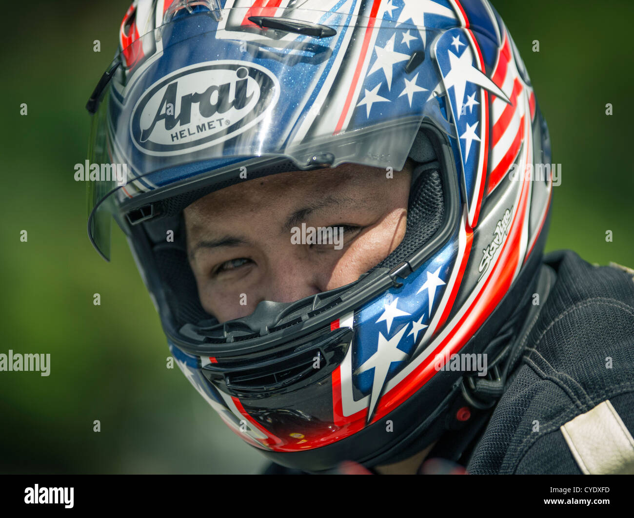 Moto Rider indossando Arai casco Foto Stock