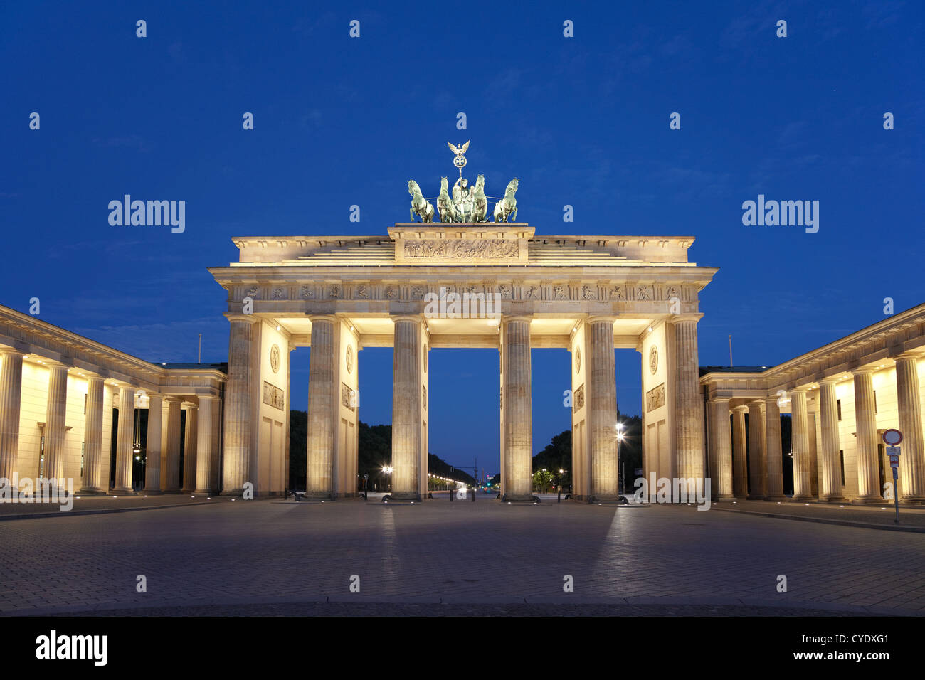 La porta di Brandeburgo a Berlino la notte Foto Stock