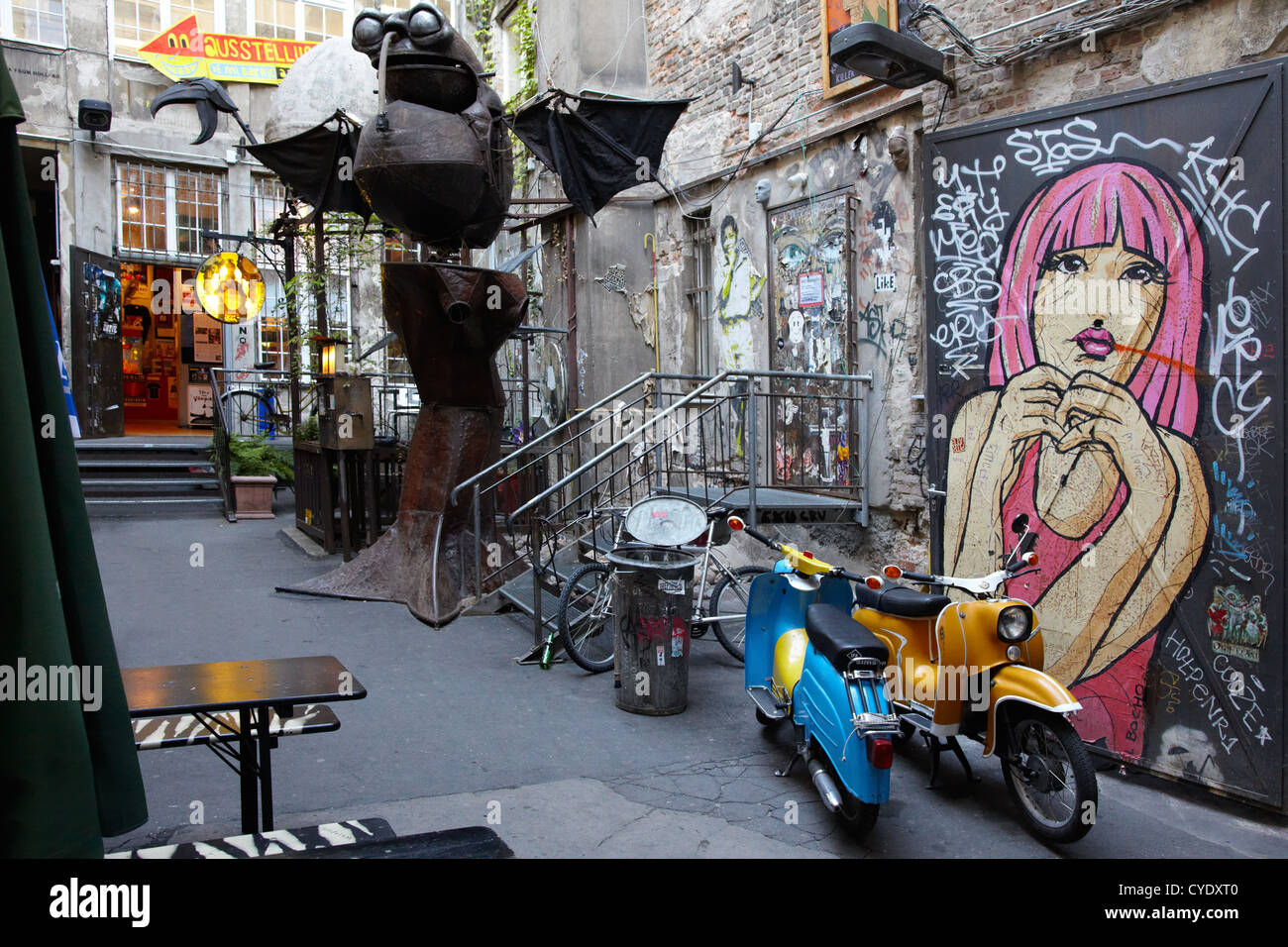 Graffiti caratteristica corte di arte a Berlino Foto Stock