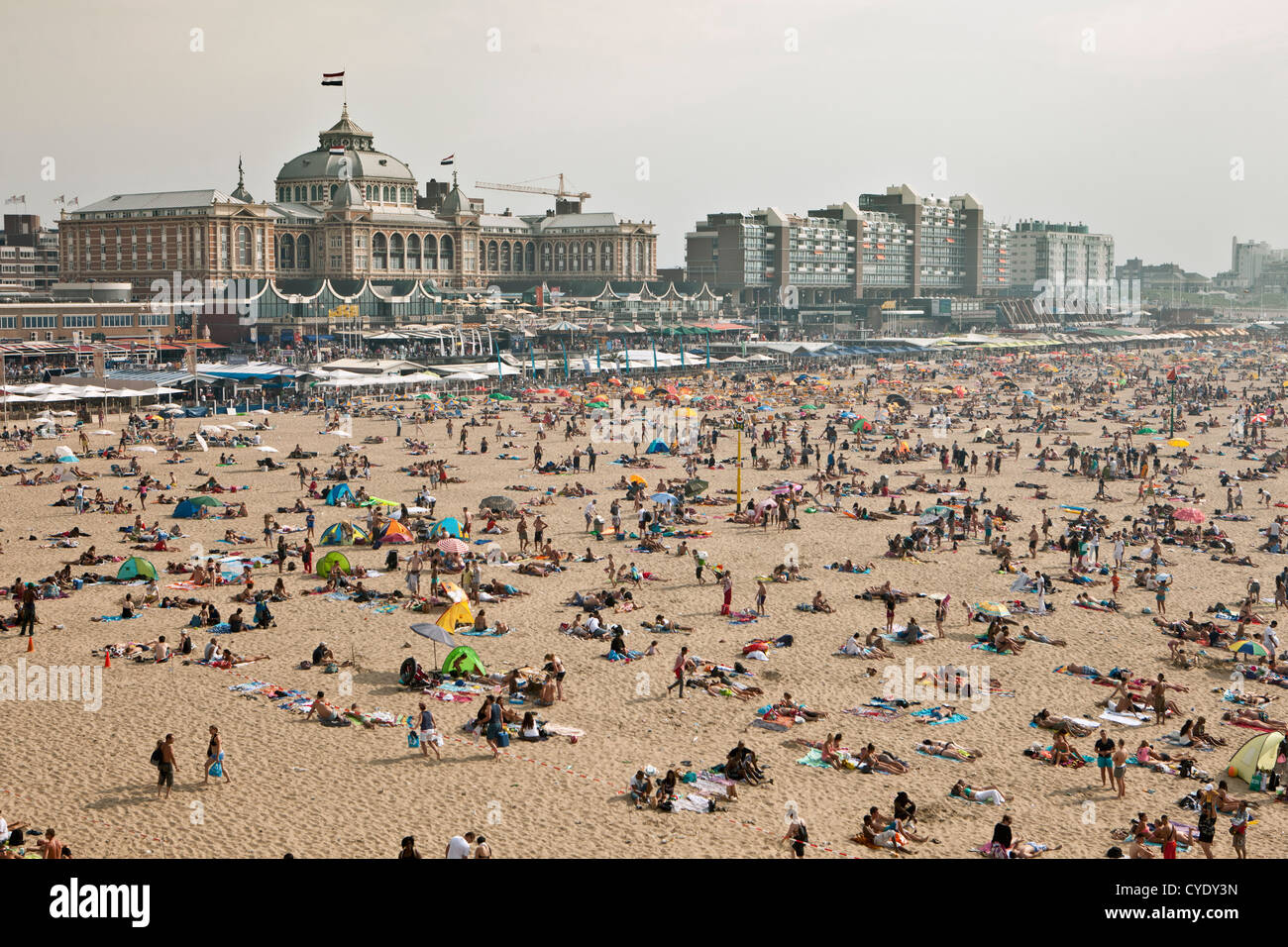 I Paesi Bassi, a Scheveningen, l'aia o in olandese. La gente a prendere il sole sulla spiaggia. Antenna. Grand Hotel Amrâth Kurhaus. Foto Stock