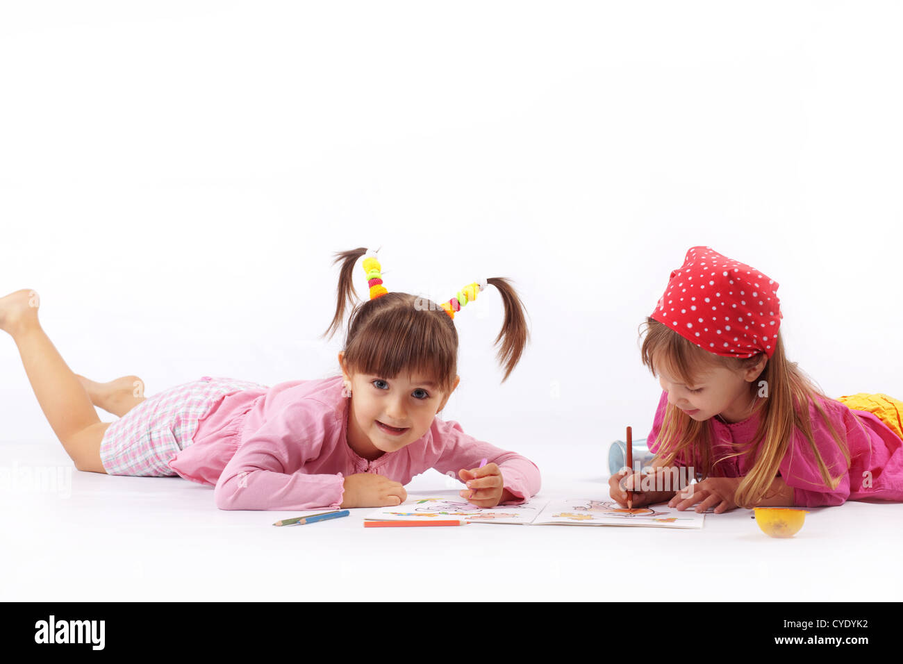 Ritratto di adorabili bambini disegno su bianco Foto Stock