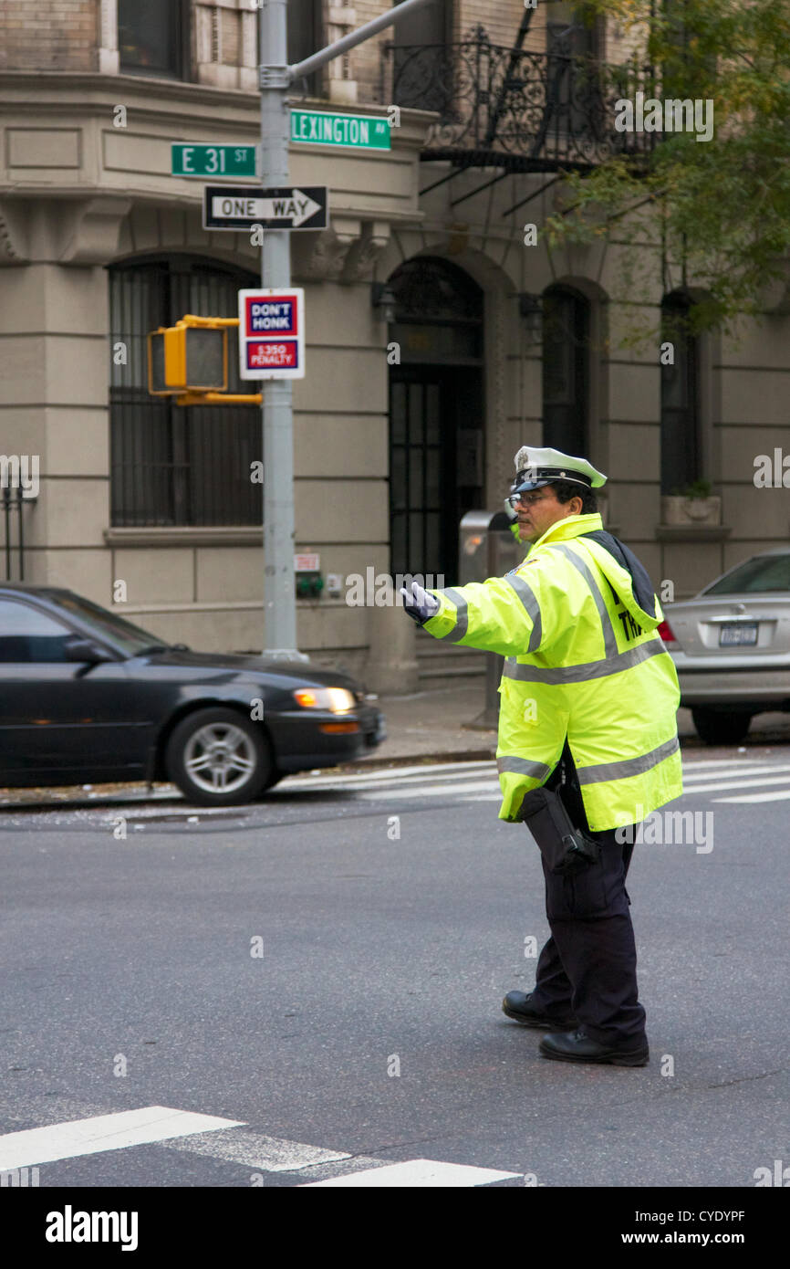 NEW YORK, NY, Stati Uniti d'America - 31 ottobre 2012: NYPD ufficiali regolare il traffico manualmente in molti incroci nel oscurati-out zone di Manhattan dopo l uragano Sandy ha messo k.o. il semaforo in New York, NY, STATI UNITI D'AMERICA, il 31 ottobre 2012. Foto Stock