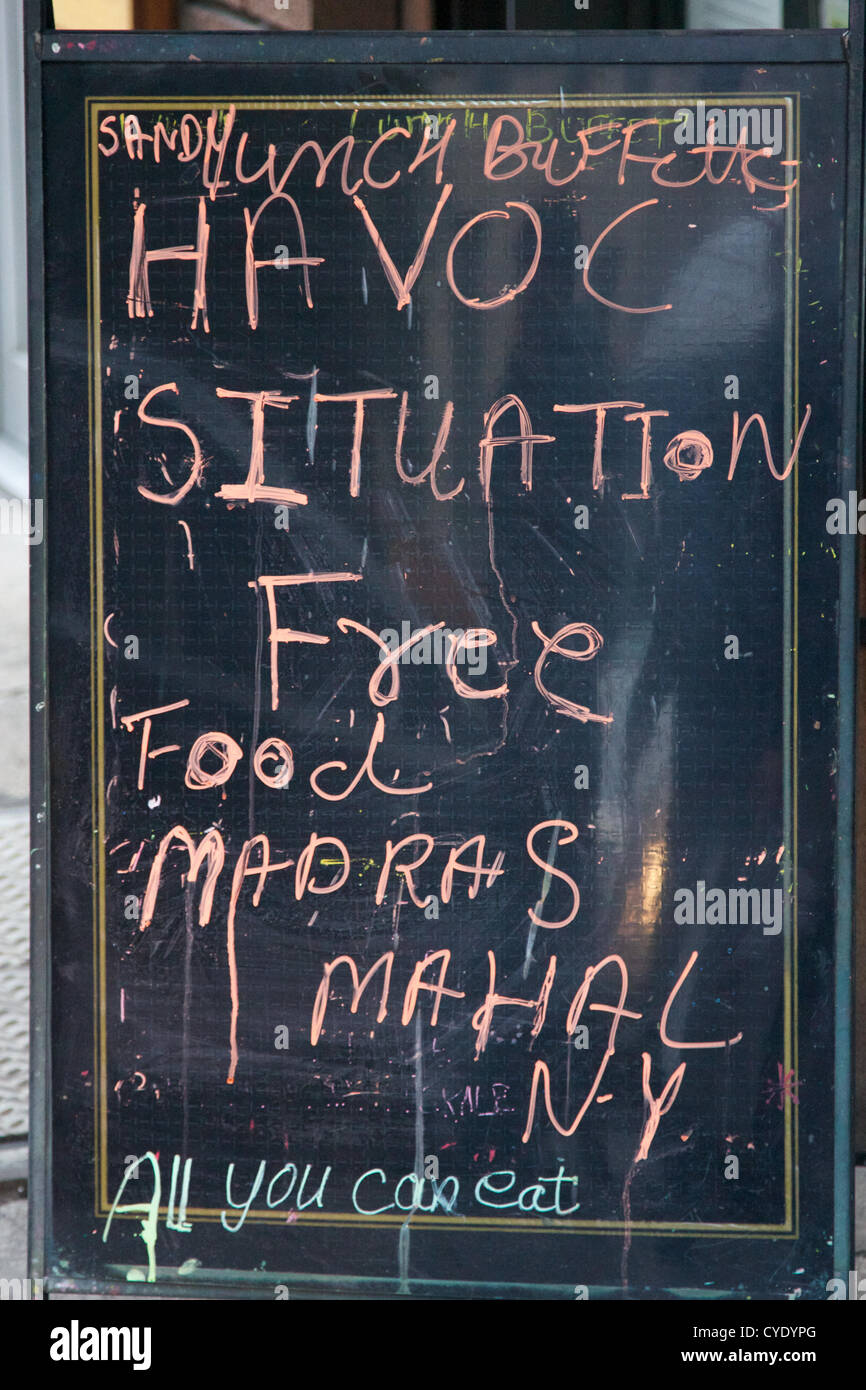 NEW YORK, NY, Stati Uniti d'America - 31 ottobre 2012: i ristoranti e i bar di reagire ai giorni di blackout lungo dopo l uragano Sandy con divertente offre in New York, NY, STATI UNITI D'AMERICA, il 31 ottobre 2012. Foto Stock