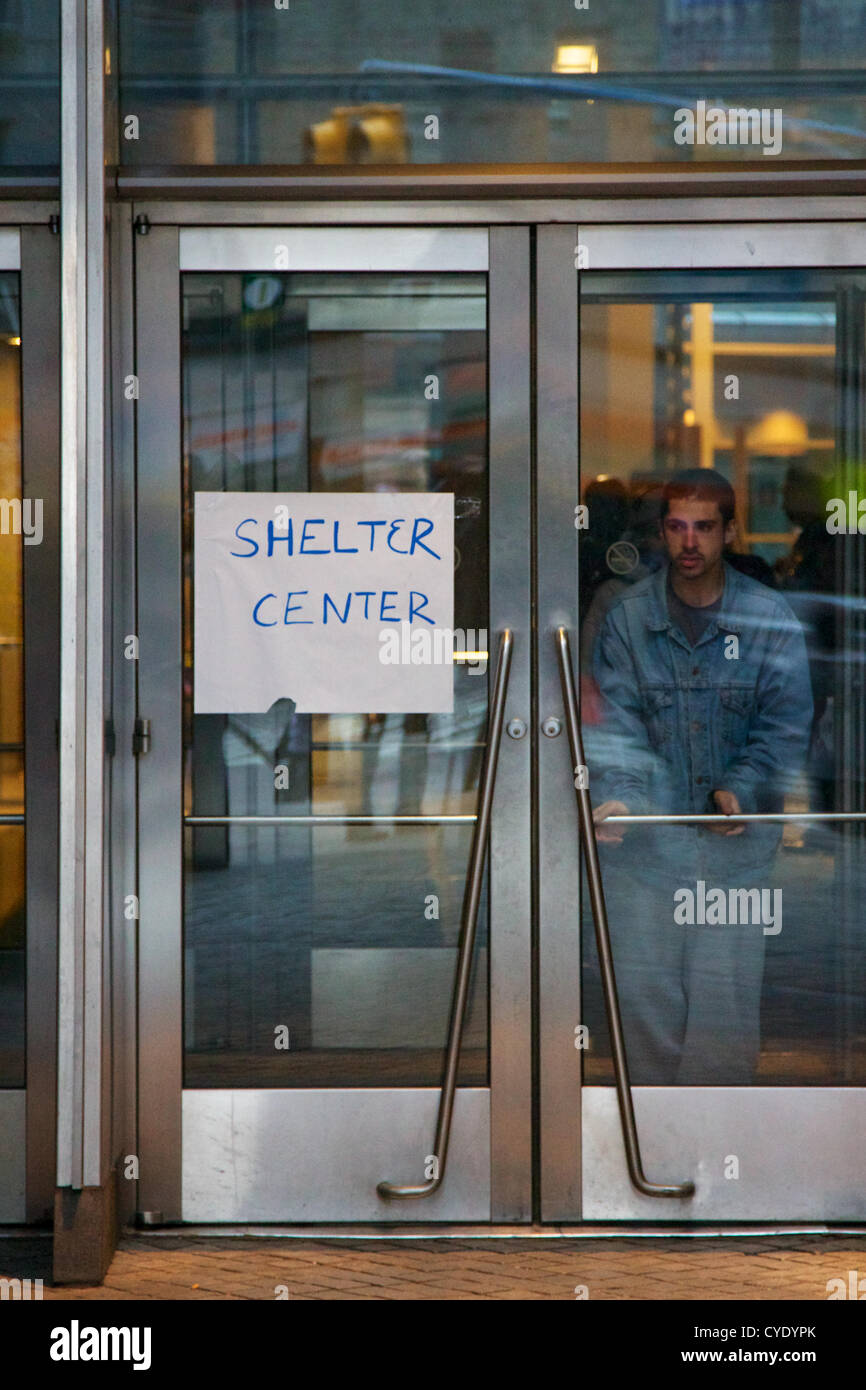NEW YORK, NY, Stati Uniti d'America - 31 ottobre 2012: Porta di uno shelter centre al Baruch College, sul lato est di Manhattan, dopo l uragano Sandy ha colpito la città di New York, NY, STATI UNITI D'AMERICA, il 31 ottobre 2012. Foto Stock