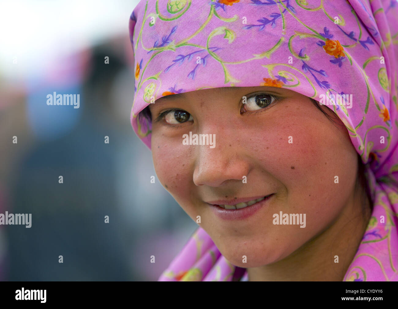 Giovane donna uigura, Serik Buya Mercato, Yarkand, Xinjiang Uyghur Regione autonoma, Cina Foto Stock