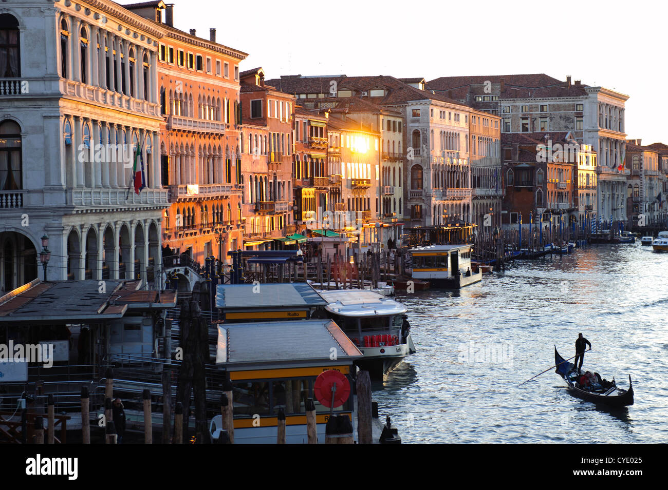 Un gondoliere il trasporto di turisti nel Canal Grande al tramonto. Venezia, Veneto, Italia. Foto Stock