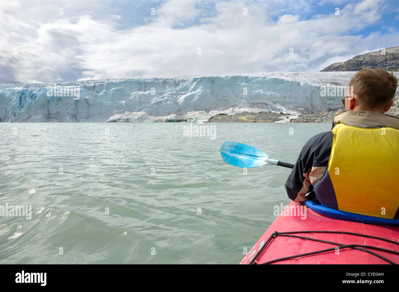 Il kayak al ghiacciaio Austdalsbreen, Styggevatnet lago, Jostedalsbreen icecap, Sogn og Fjordane, Norvegia Foto Stock