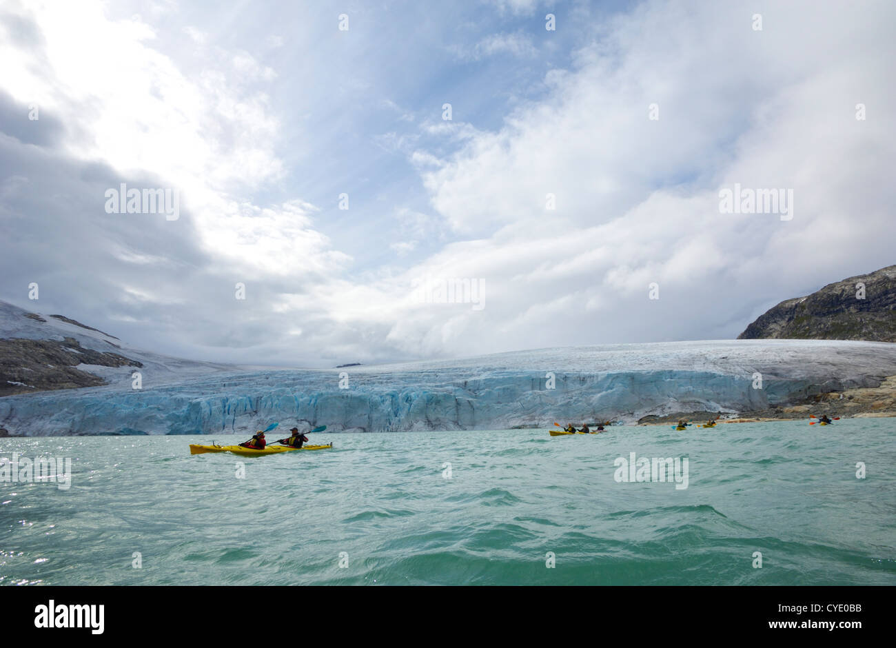 Il kayak al ghiacciaio Austdalsbreen, Styggevatnet lago, Jostedalsbreen icecap, Sogn og Fjordane, Norvegia Foto Stock