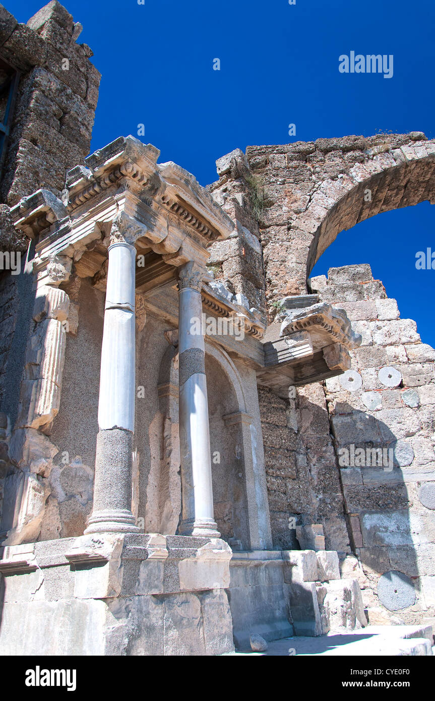 Le antiche rovine romane di una città principale gateway situato nella città turca di lato. Foto Stock