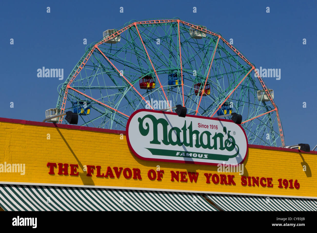 Wonder Wheel in Astroland Amusement Park a Coney Island,con Nathans famoso hot dog ristorante New York,New York,Stati Uniti Foto Stock