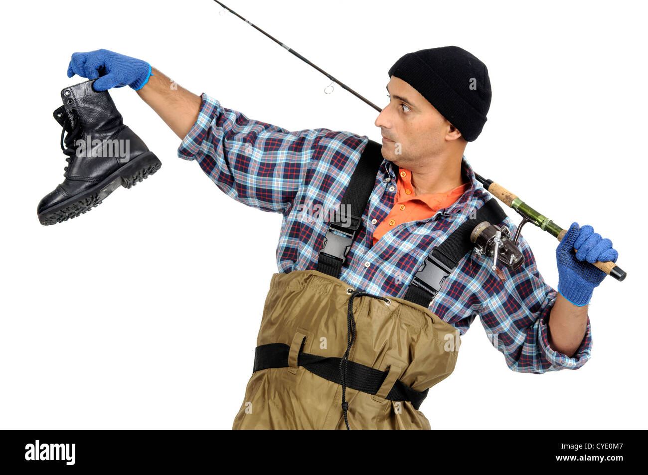 Pescatore con canna da pesca e vecchio boot isolato in bianco Foto Stock