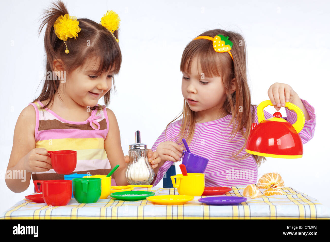 Bambini che giocano con stoviglie di plastica Foto Stock