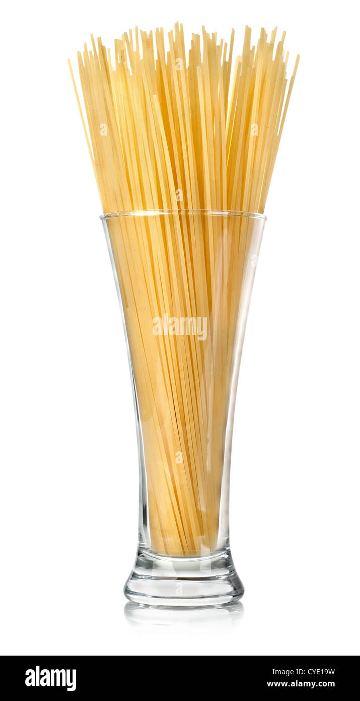Spaghetti in un vetro isolato su uno sfondo bianco Foto Stock